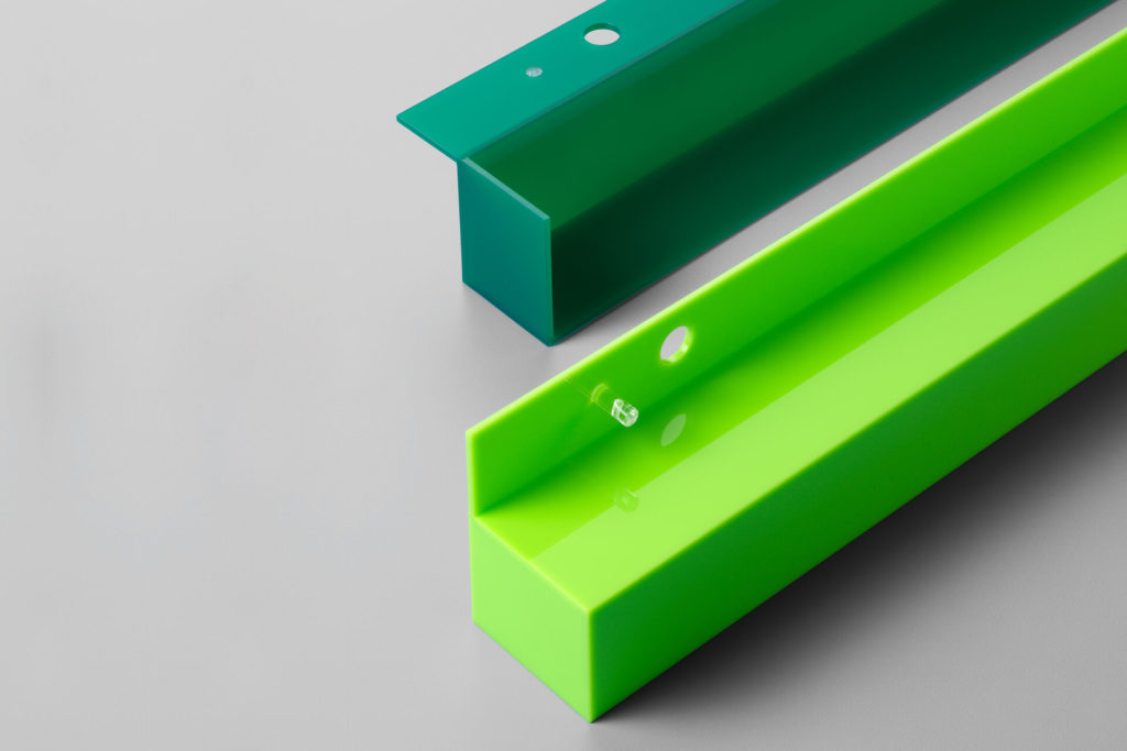 Zwei Kunststoffprofile in grün